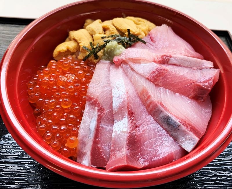 ぼうまるやで提供する丼。右側が身が締まったブリ