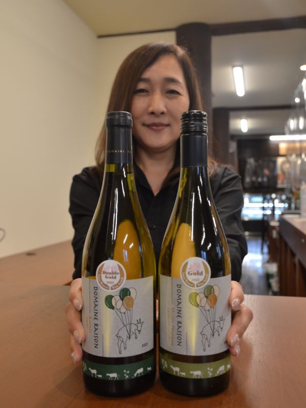 ドメーヌ・レゾンの「中富良野ケルナー2021」(左)と「中富良野ミュラートゥルガウ2021」