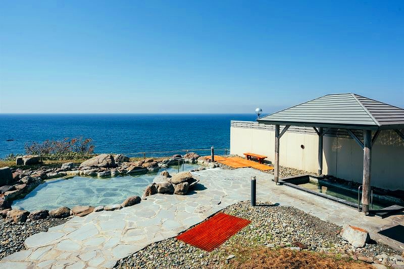 岬の湯の露天風呂の男湯