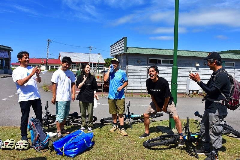 出発前の電動アシスト付き自転車「Ｅバイク」ツアー参加者