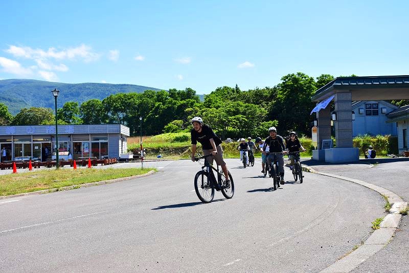 電動アシスト付き自転車「Ｅバイク」ツアーに出発する参加者