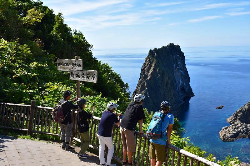 島武意海岸展望台で眺めを楽しむ参加者