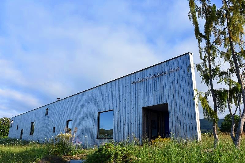 岬の湯の隣でクラフトジンを製造している「積丹スピリット」の建物外観