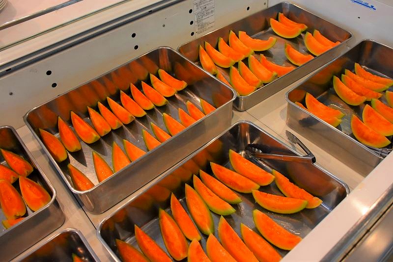 夕張市農協銘産センターの食べ放題コーナーに並ぶ夕張メロン