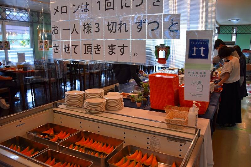 食べ放題のメロンが並ぶコーナーに掲げられた「１回につき３切で」のお知らせ