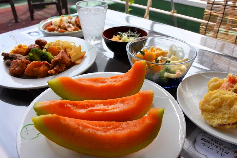 食べ放題メニューにある夕張メロンやそのほかのフード類