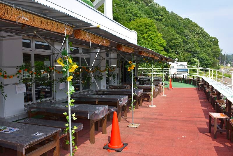 夕張市農協銘産センター２階のテラス席