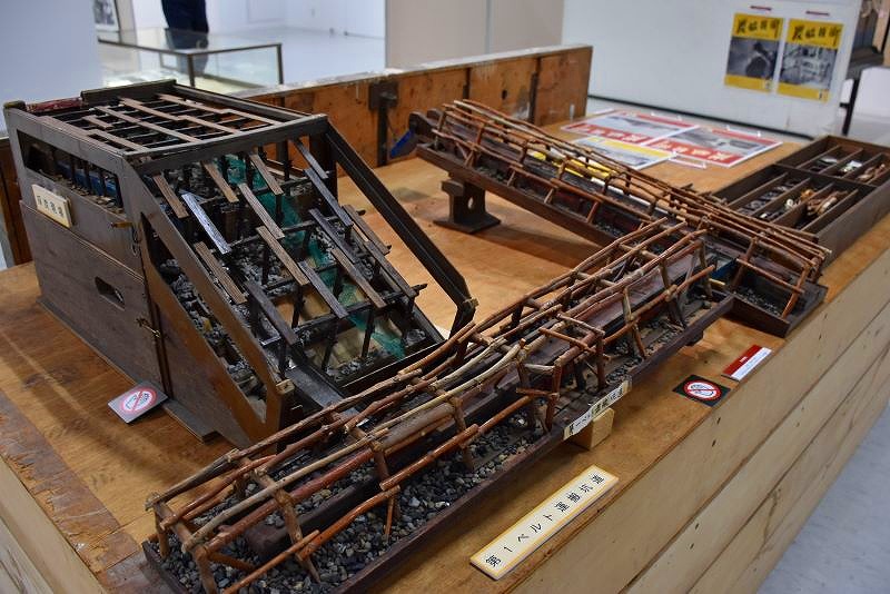 展示されている石炭を運ぶ様子の模型