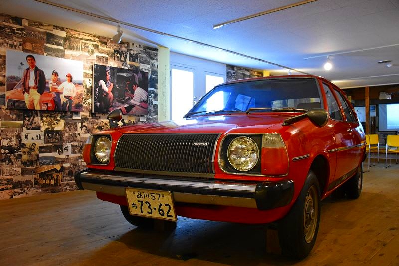 展示されている、撮影で使われた赤いマツダ・ファミリア