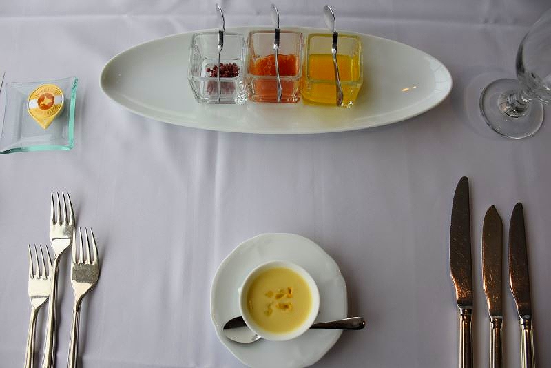 洞爺湖町フェアの洋食ランチの「スイートコーンの冷製ポタージュ」と特製調味料３種