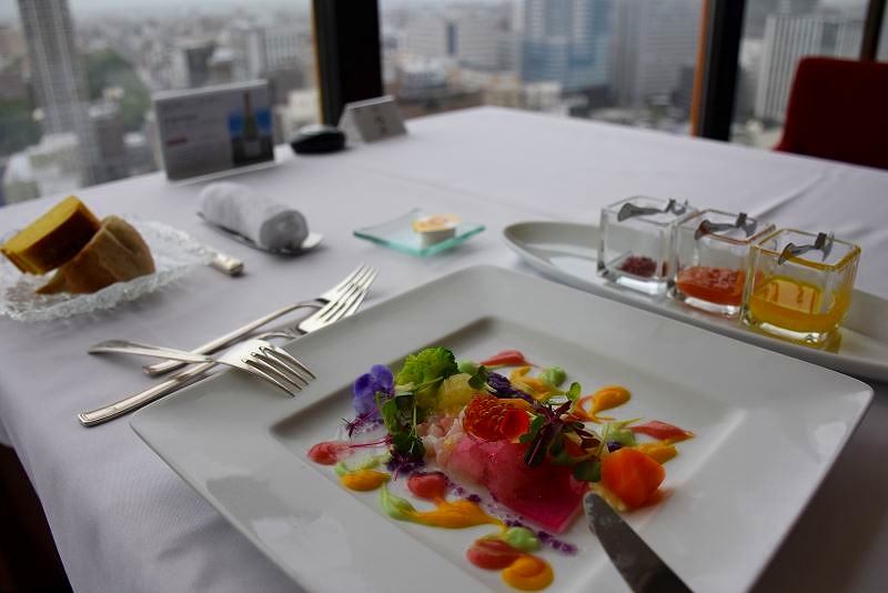 洞爺湖町フェアの洋食ランチの彩りも美しい野菜と海の幸のマリネ