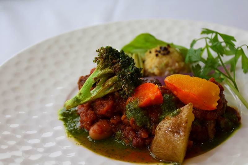 洞爺湖町フェアの洋食ランチ「とようらポークのラグー　洞爺湖町産の野菜とお豆のソースで」