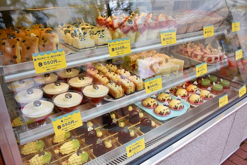 ショーケースに並んだスイーツガーデンSAPPORO2022の会場限定「天下糖一スイーツ」