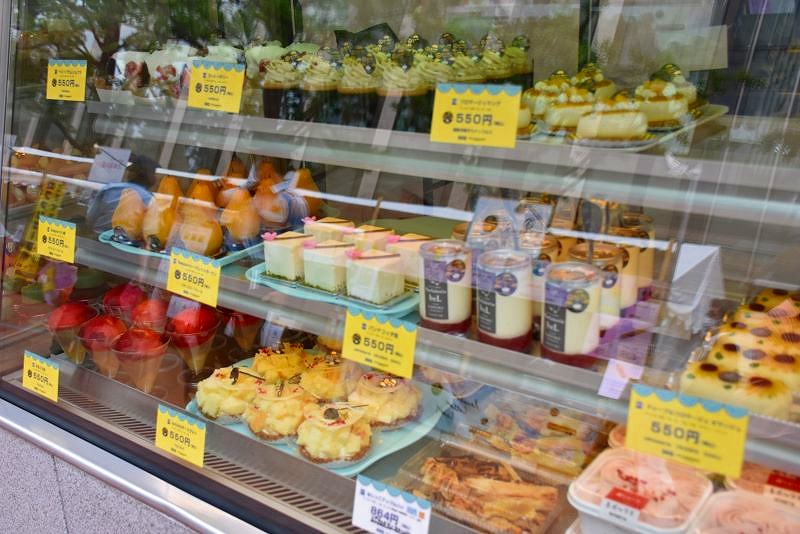 会場限定の「天下糖一スイーツ」が並んだショーケース