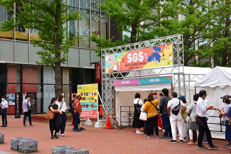 スイーツガーデンSAPPORO2022の開場を待つ来場者
