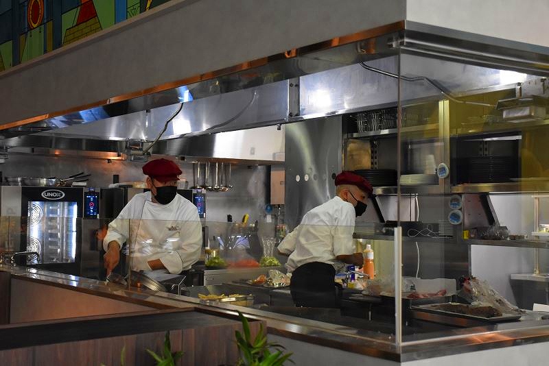 店内から調理の様子を見ることができるキッチン