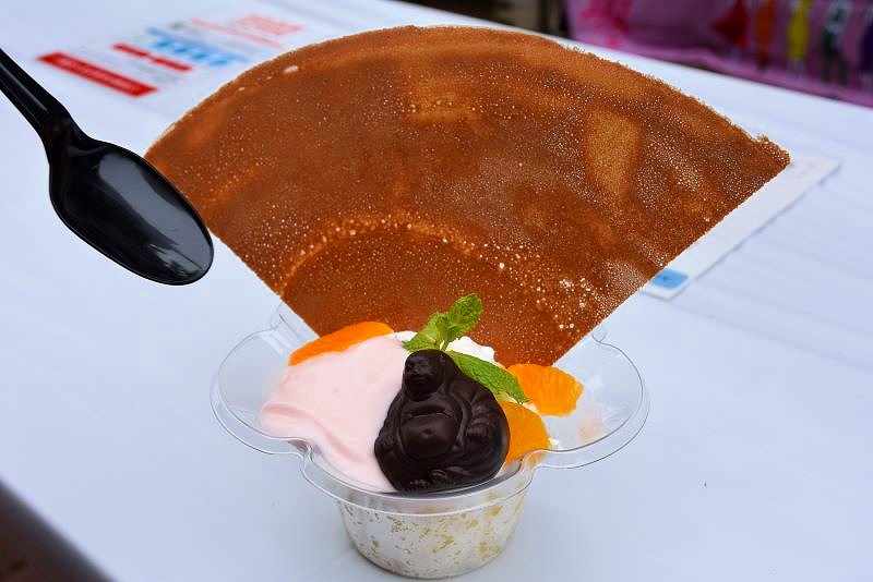 「毘沙門天」が販売している、布袋さんの形をしたチョコが添えられた「かき氷パイナップル味」