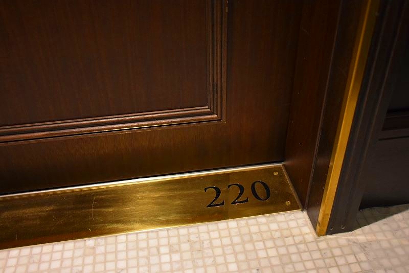 OMO5小樽の客室ドアの足元に刻まれたルームナンバー