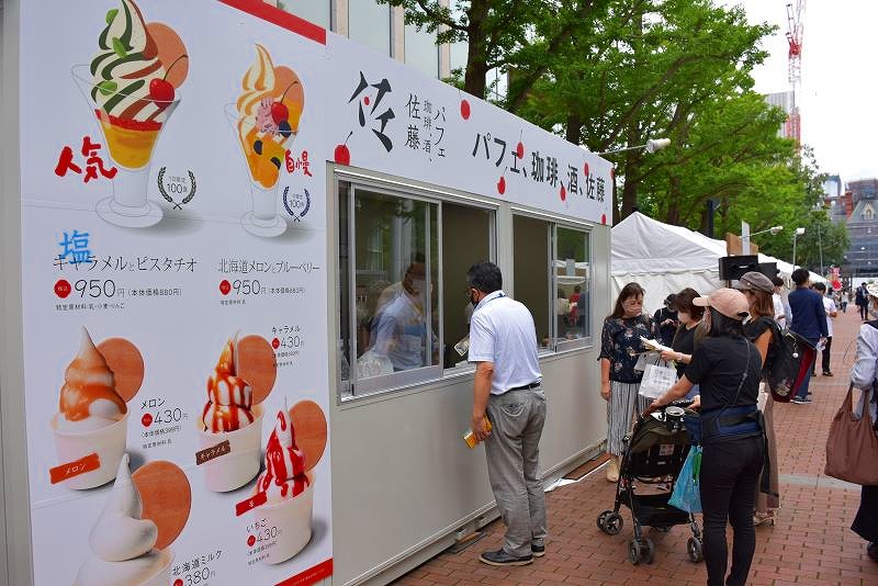 シメパフェ専門店の「パフェ佐藤」が
パフェなどを提供しているプレハブ