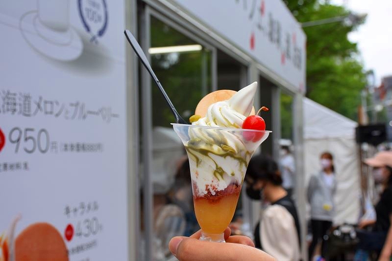 パフェ佐藤が販売しているパフェ「塩キャラメルとピスタチオ」