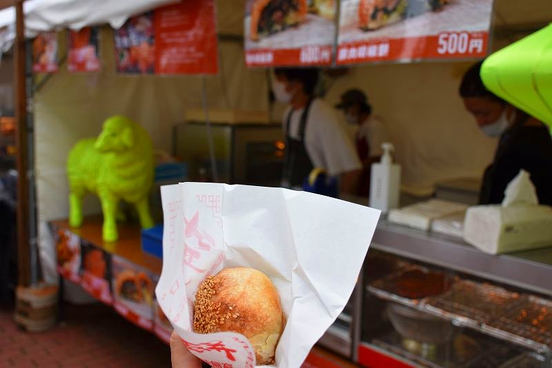 フードコーナー「怪獣ディストピア」の羊肉胡椒餅