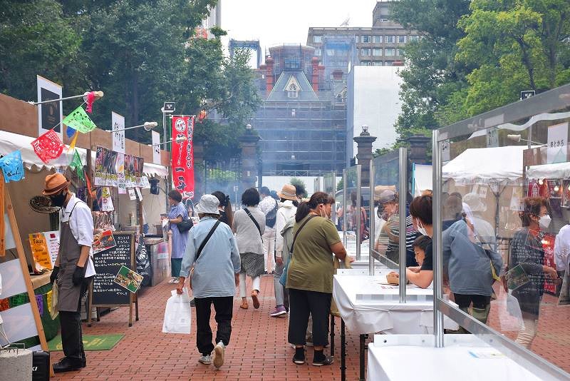 来場者でにぎわう、会場の東側入り口から入って一番奥にあるフードコーナー