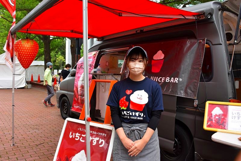 キッチンカーが目印の「LITTLE JUICE BAR®」の前に立つスタッフ