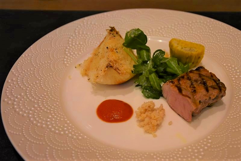 ディナーのメイン2皿のうちの豚肉のグリル