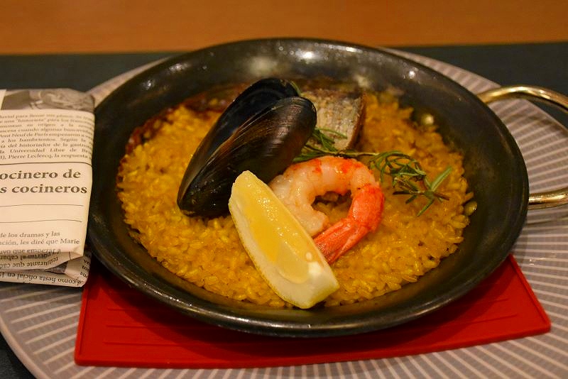 ディナーのメイン2皿のうちのニシンのミックスパエリア