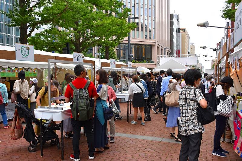 来場者でにぎわう、会場の東側入り口から入ってすぐにあるスイーツコーナー