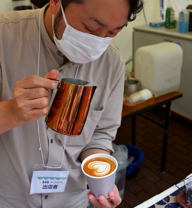ラテアートを披露する「Standard Coffee Lab.」のスタッフ