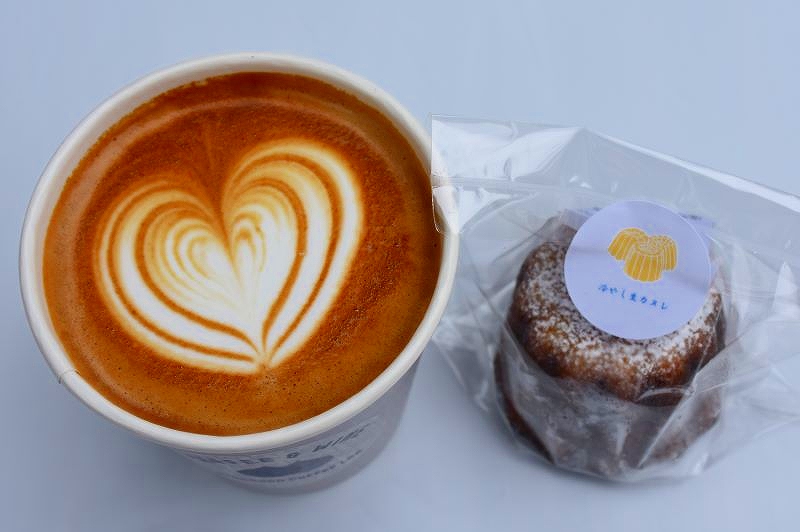 「Standard Coffee Lab.」の冷やし生カヌレとラテアート