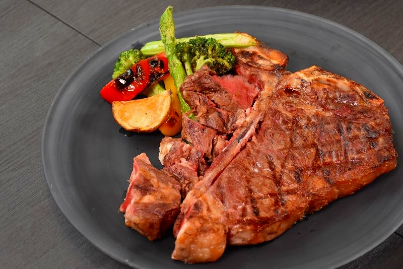 サーロインとひれの両方が楽しめる「Ｔボーンステーキ」