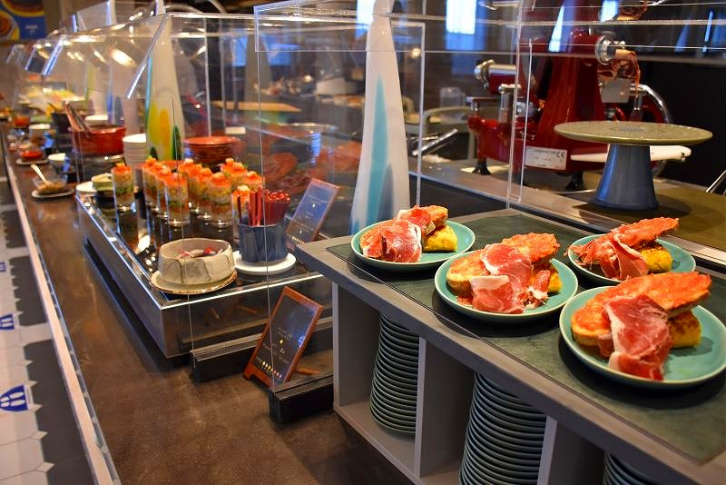 ＯＭＯ５小樽の朝食ビュッフェ会場に並ぶカラフルな料理の数々