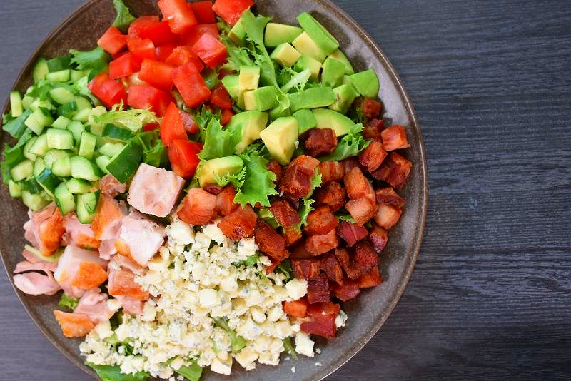 チキン、アボカド、トマトなど彩りとボリューム満点の「マークチキンコブサラダ」