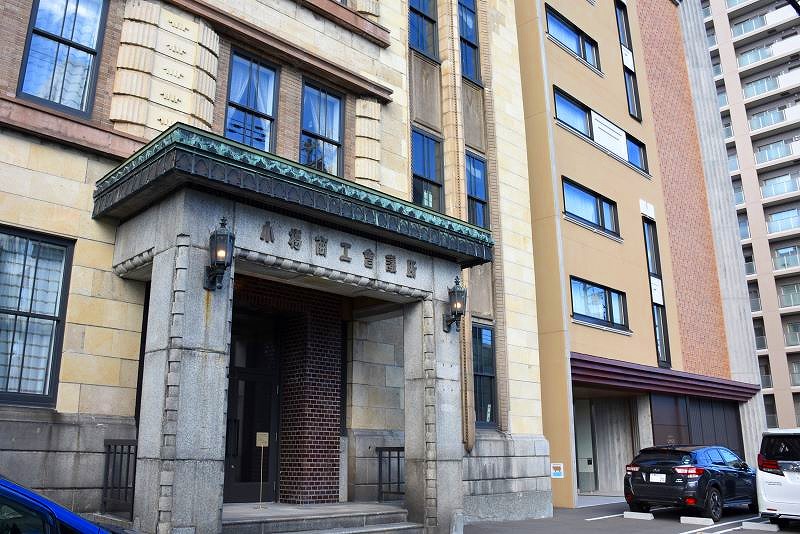 OMO5小樽by星野リゾートの外観。左が歴史的建造物を活用した南館、その右隣が北館