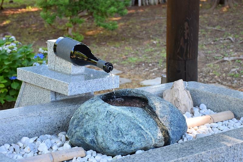 仁木神社のワインボトルの形をした手水舎