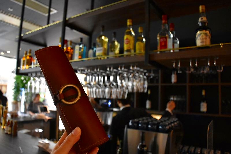 筒状に巻かれた飲み物メニュー