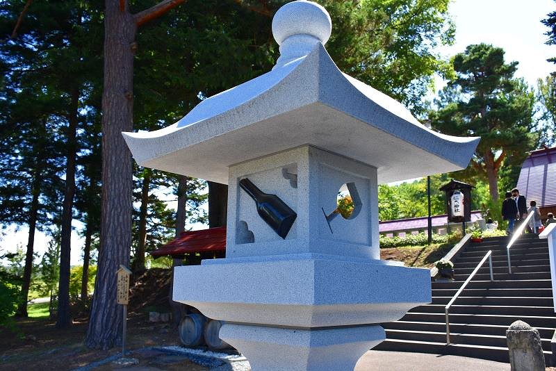 ワインボトルとグラスがあしらわれている仁木神社の献燈