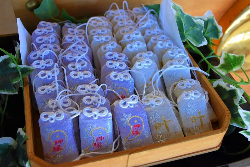 仁木神社に並べられているオリジナルの「ワイン守り」