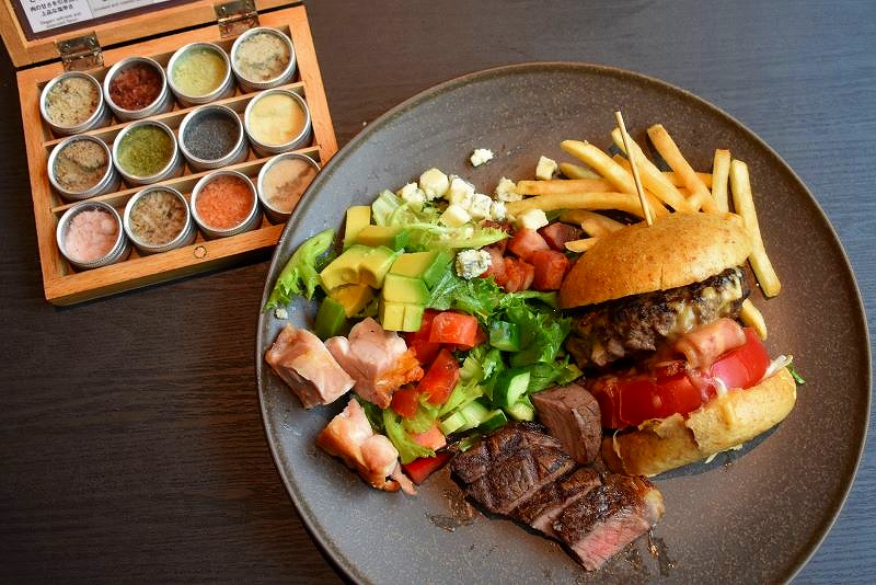 ３種類の料理が盛られた試食プレート。左にあるのは肉の味を引き立てる「世界の１２種類の塩」