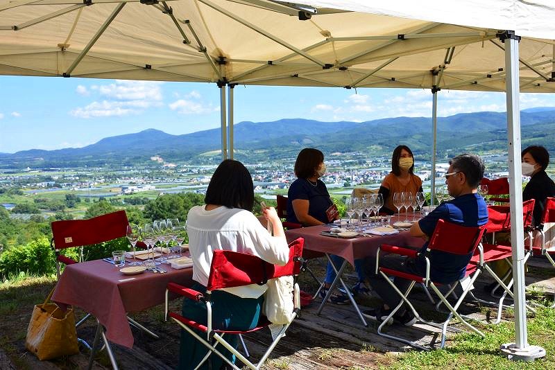 余市湾を見下ろせる場所でランチを楽しむツアー参加者