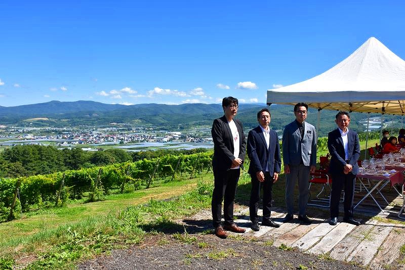 会場でのフォトセッションにおさまる関係者ら