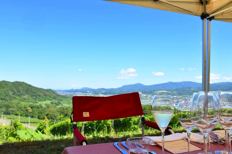 ランチ会場のテーブルとロケーション