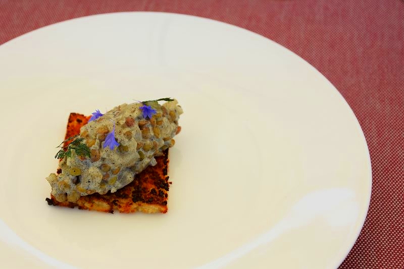 ランチの２皿目「ホタテのタルタル　クスクス添え」