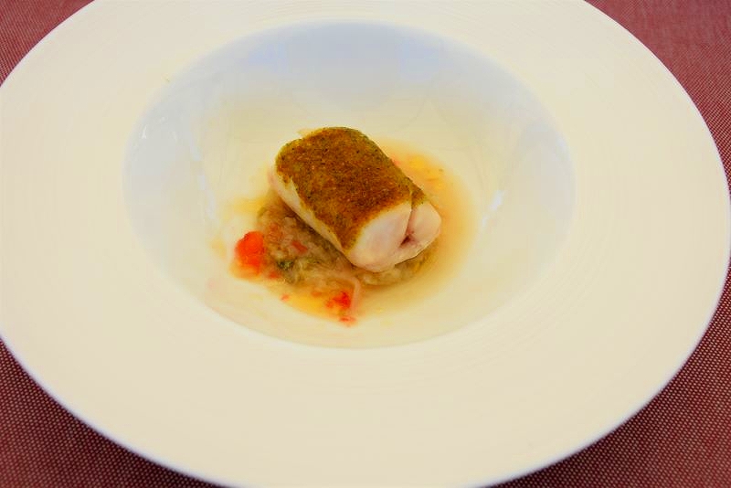 ランチ３皿目の魚料理「優しく火入れしたシマソイ」