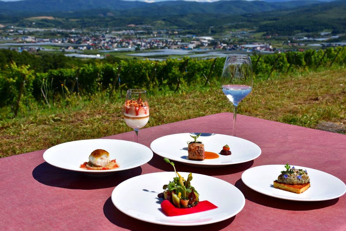 北海道・仁木でワイナリー巡り、絶景眺めながらランチ～『ぶどう畑でレストラン』ツアー紹介㊦〈編集長☆発〉