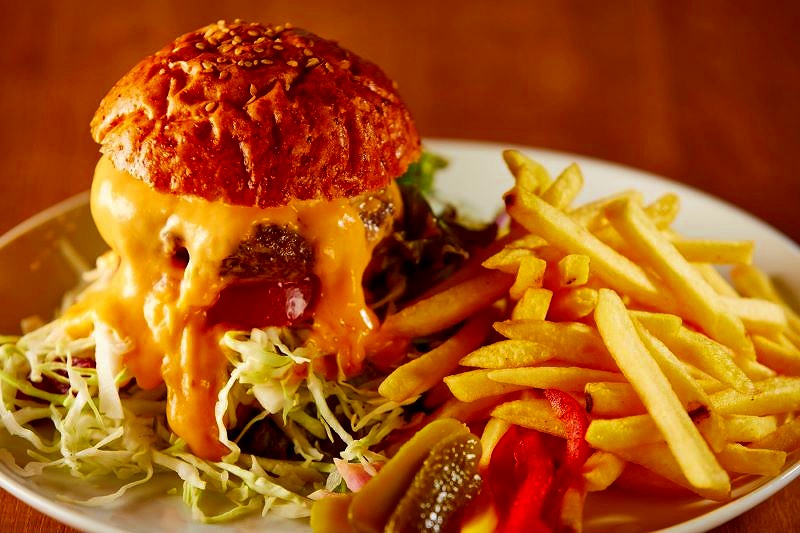 国産牛の自家製パテにチェダーチーズがとろける「クラシックバーガー」