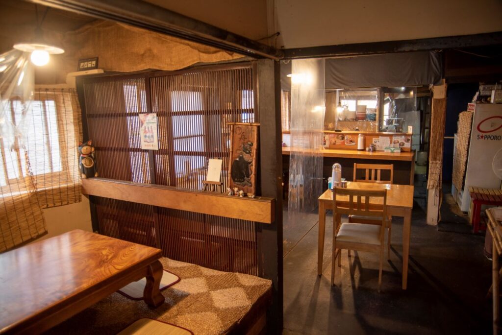 すだれの隙間から流れ込む自然の風が心地よいラーメンねるらの店内