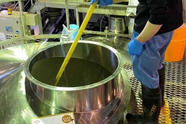 赤毛米焼酎　人気上々＊生産の８割　千本以上売れる＊商工会　来年分も製造＊新球場観戦の土産に